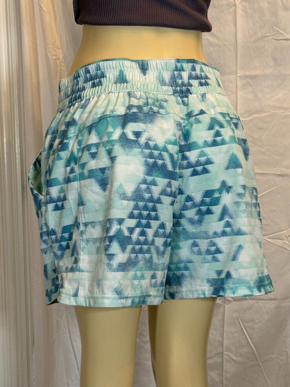 Columbia Teal Geometric print 2 in 1 Wicking Shorts Women's L. Like new! - Picture 4 of 4